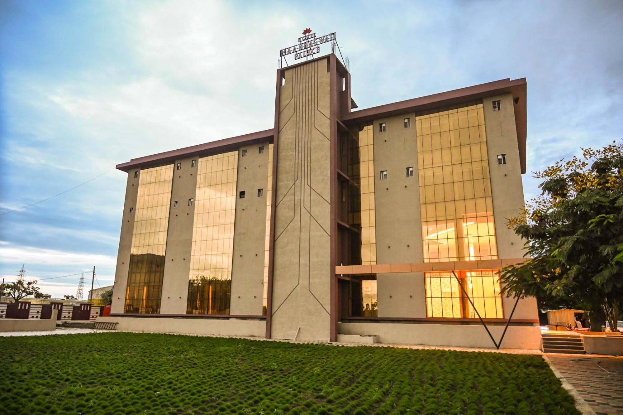 Hotel Maa Bhagwati Palace Khandwa ภายนอก รูปภาพ