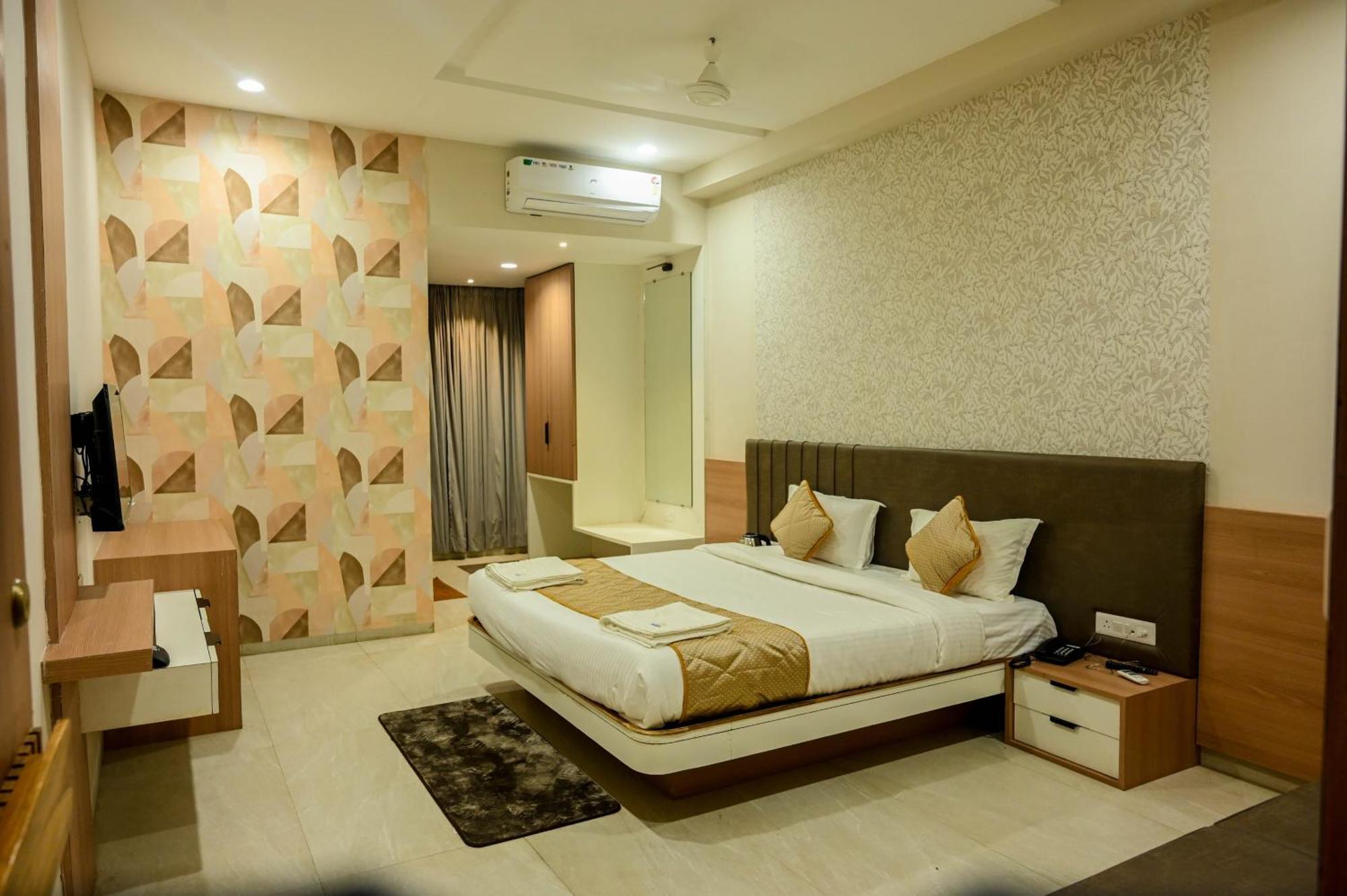 Hotel Maa Bhagwati Palace Khandwa ภายนอก รูปภาพ