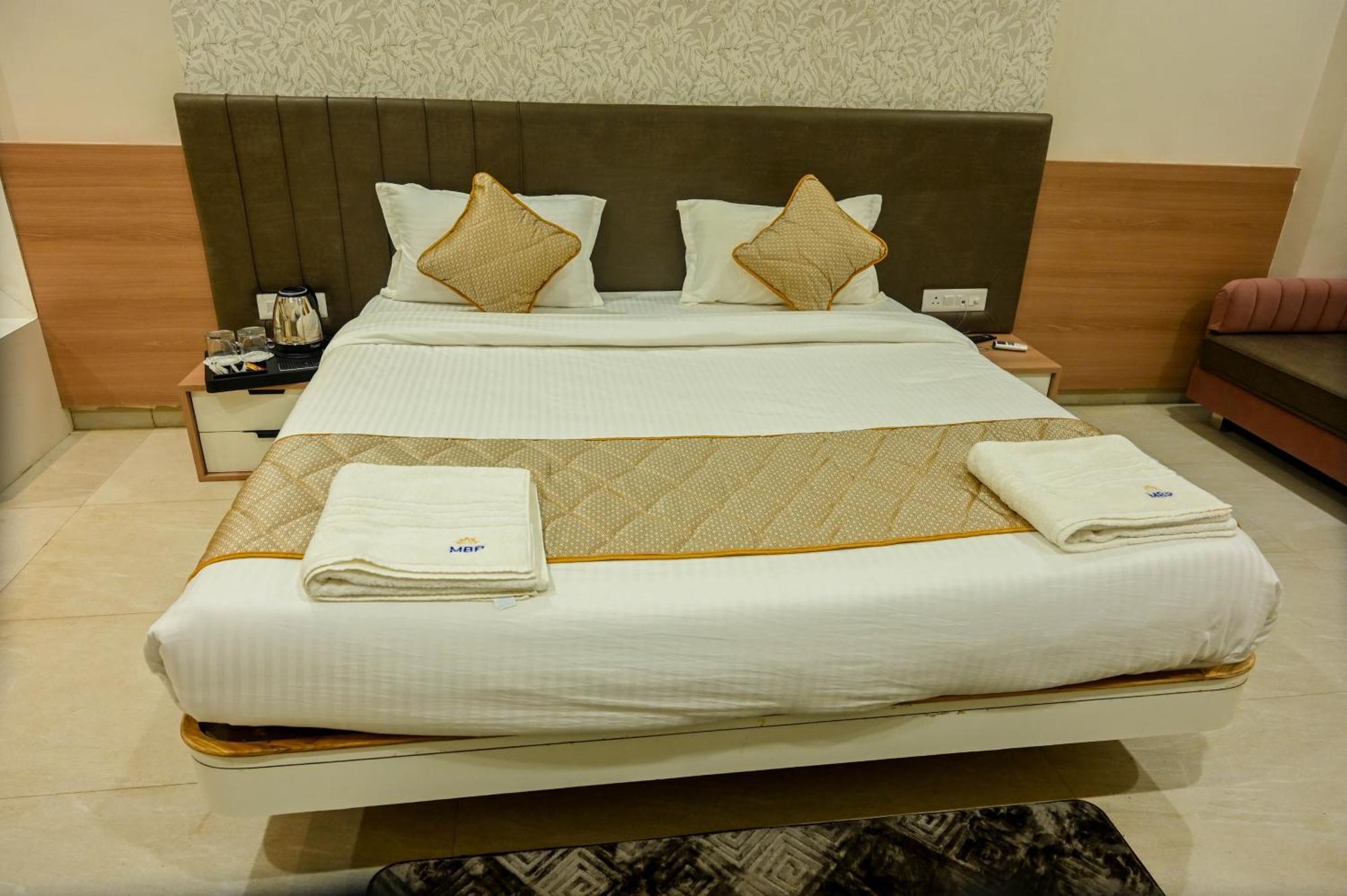Hotel Maa Bhagwati Palace Khandwa ภายนอก รูปภาพ