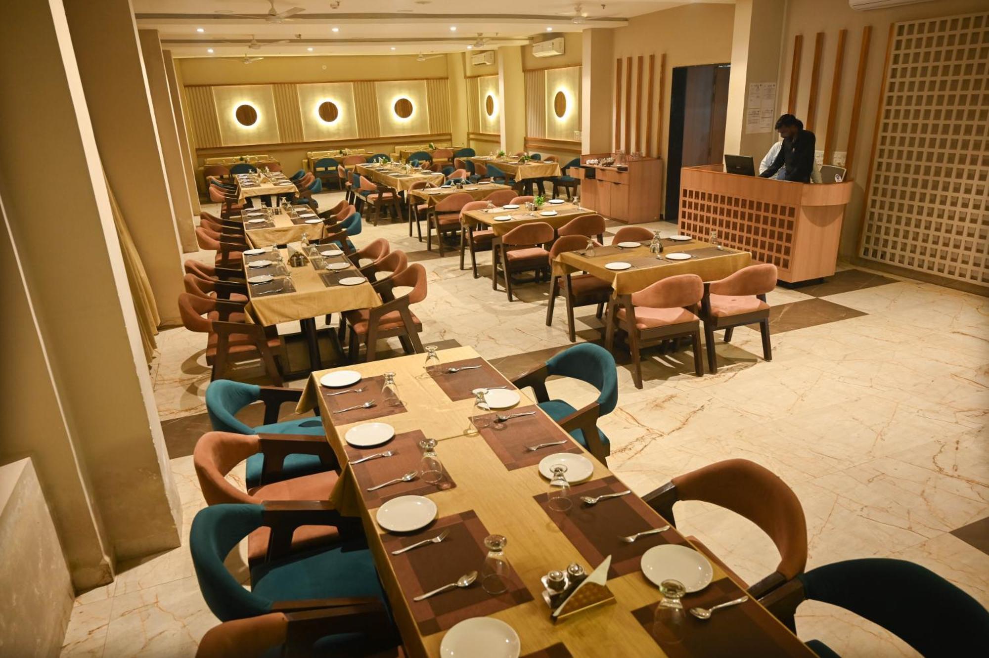 Hotel Maa Bhagwati Palace Khandwa ภายนอก รูปภาพ